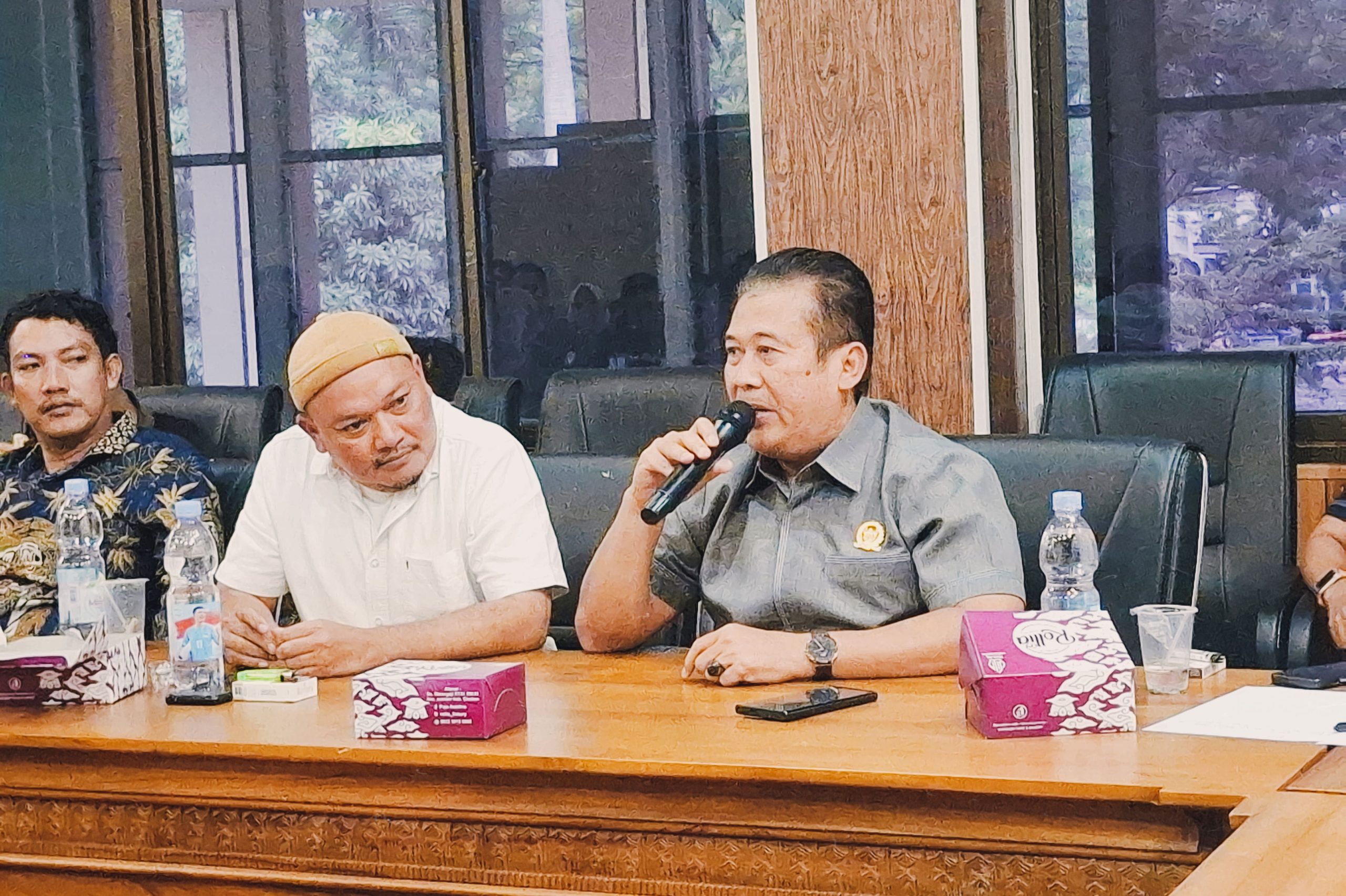 Anggota Komisi III DPRD Kabupaten Cirebon dari Fraksi PKS, H. Supriyadi, S.E., M.E., mendesak dinas terkait untuk mencabut izin kegiatan yang merugikan masyarakat, Senin (19/01/2026)