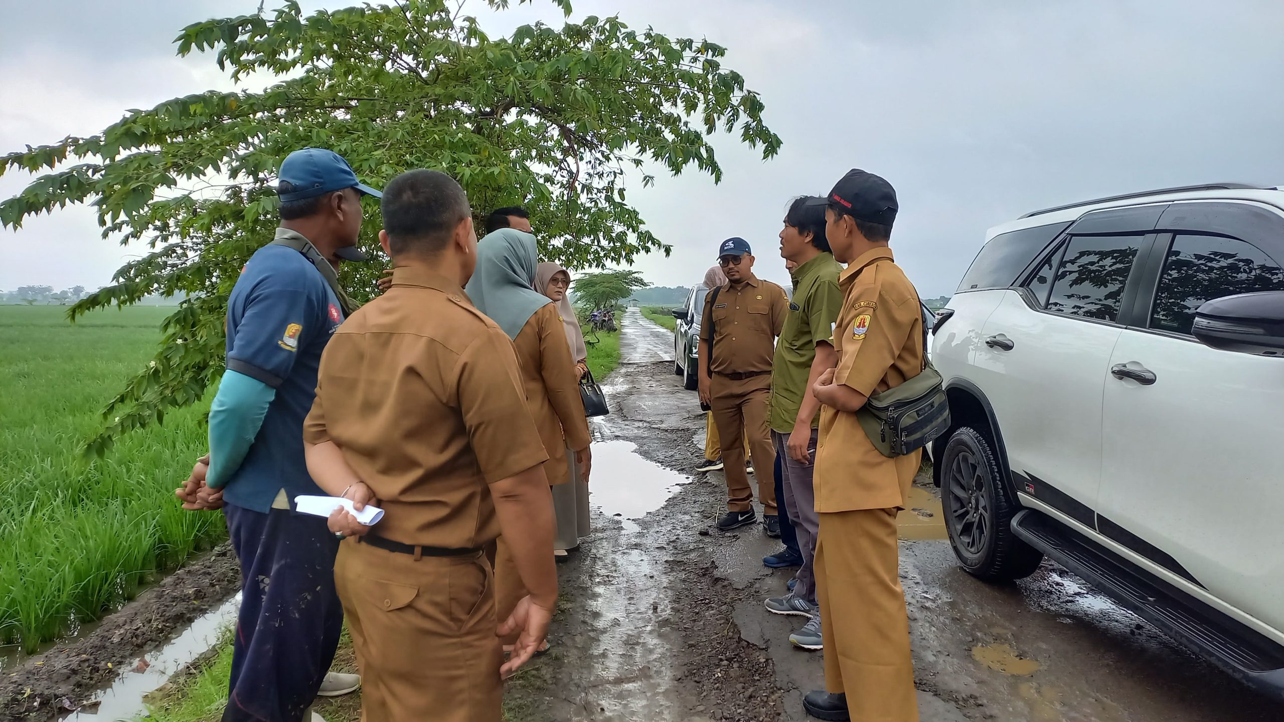 Anggota DPRD Dapil IV Fraksi PKS, Nova Fikrotushofiyah meninjau akses jalan yang rusak di Kecamatan Gunung Jati, Senin (26/01/2026)