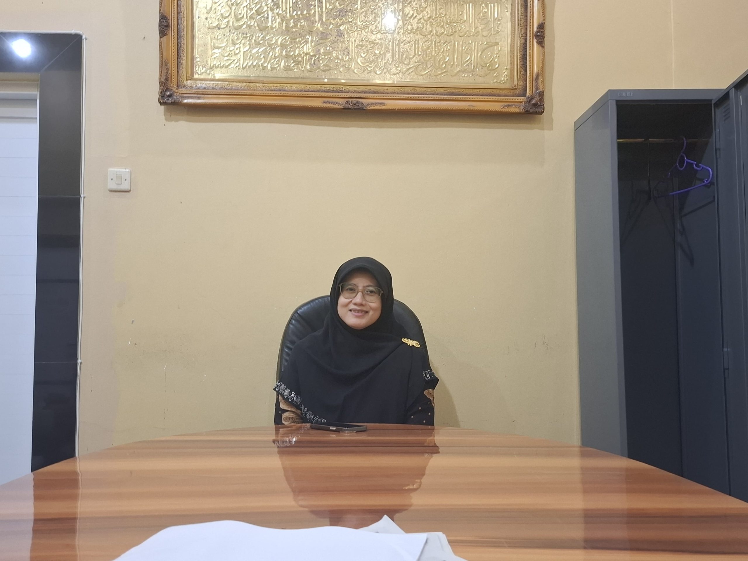 Wakil Ketua Komisi I DPRD Kabupaten Cirebon dari Fraksi PKS, Nova Fikrotushofiyah saat diwawancarai usai FGD Raperda Data Desa Presisi di Ruang Fraksi PKS DPRD Kabupaten Cirebon, Kamis (15/01/2026)