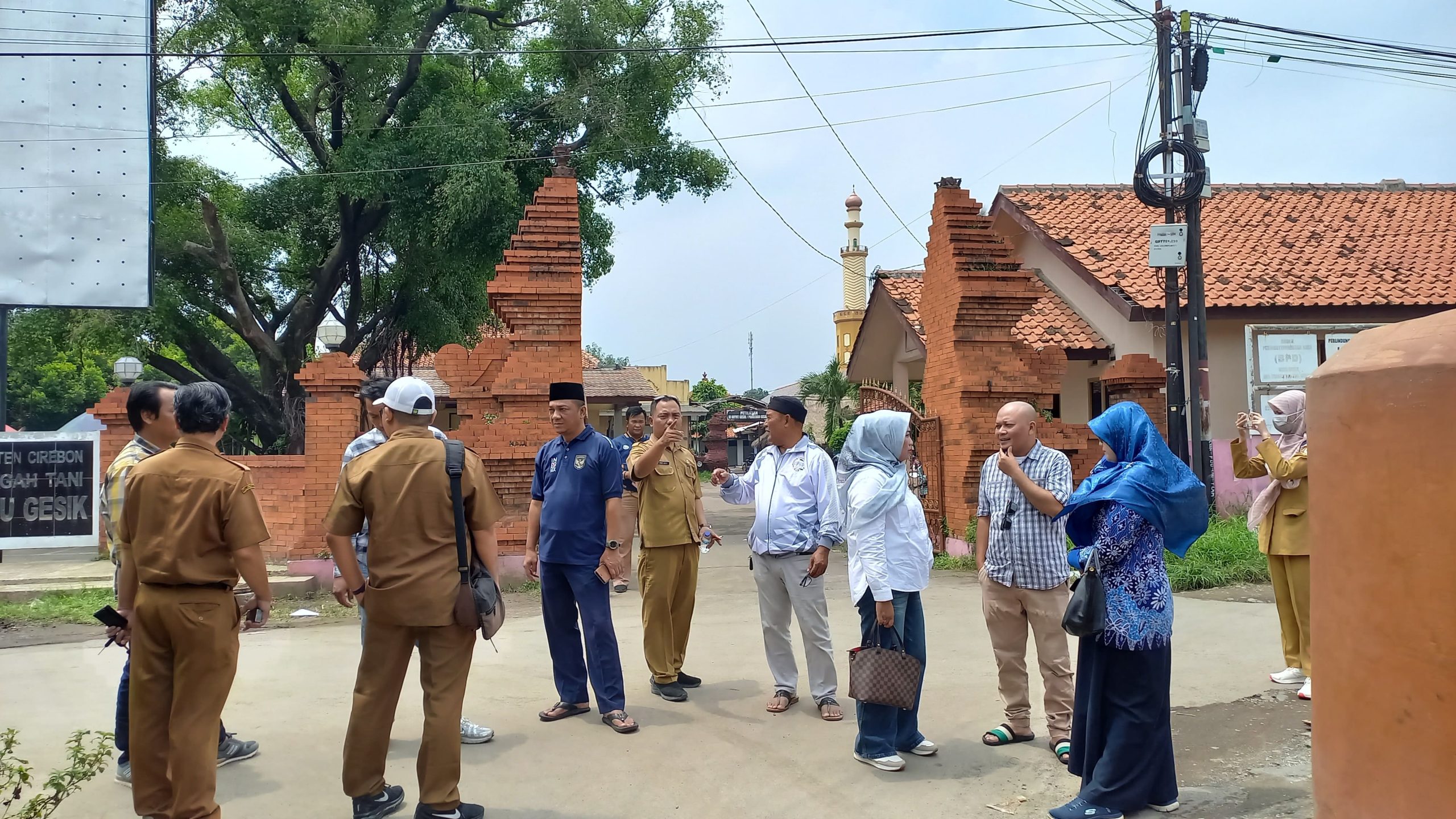 Anggota DPRD Kabupaten Cirebon Dapil IV dari Fraksi PKS, Nova Fikrotushofiyah, Lc., melakukan verifikasi lapangan terkait akses Jalan antar-Desa Dawuan-Battembat, Senin (02/02/2026)